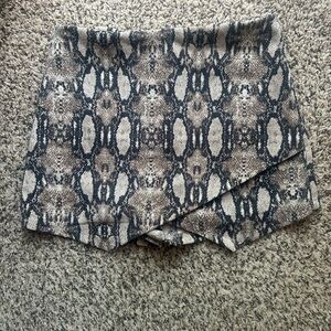 Snakeskin skort